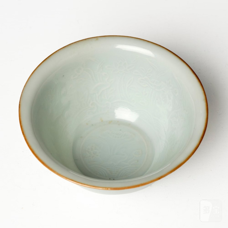 A moulded white-glazed 'anhua' decorated cup, - 图6